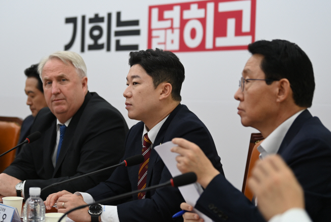 진종오(오른쪽 두 번째) 국민의힘 청년최고위원이 9일 오전 국회에서 열린 당 최고위원회의에 참석해 있다. 박윤슬 기자
