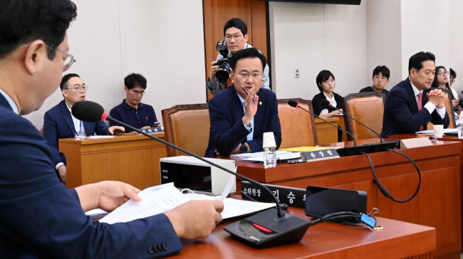 국회 법제사법위원회 소속 여당 간사인 유상범(오른쪽) 국민의힘 의원이 9일 오전 법사위 법안심사제1소위원회에서 의사 진행 발언을 통해 더불어민주당이 김건희 여사 특별검사법 등을 일방적으로 상정한 것에 대한 절차 위반을 지적하고 있다. 곽성호 기자