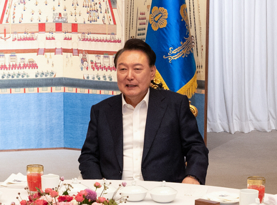 윤석열 대통령이 지난 8월 12일 한남동 대통령 관저에서 이명박 전 대통령과 만찬에 앞서 환담을 나누고 있다. 대통령실 제공