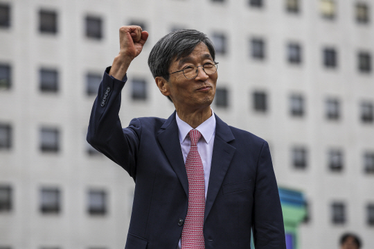 곽노현 전 서울시교육감이 지난 5일 서울 종로구 서울시교육청 앞에서 열린 서울시교육감 보궐선거 출마선언 기자회견에서 주먹을 들어보이고 있다. 뉴시스