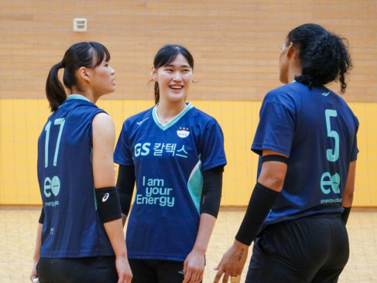 V리그 여자부 GS칼텍스의 아웃사이드 히터 김주향(가운데)은 프로 데뷔 후 처음으로 FA 이적한 만큼 책임감을 갖고 프로 데뷔 후 최고 성적을 내겠다고 다짐했다. GS칼텍스서울kixx 제공