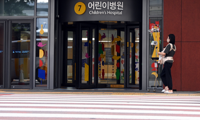전공의 이탈로 인한 진료 공백 및 추석 연휴 응급 의료 차질 불안이 커지고 있는 가운데 10일 오전 서울 시내 한 상급종합병원의 어린이병동 입구로 한 유아 환자를 안은 보호자가 들어가고 있다. 박윤슬 기자