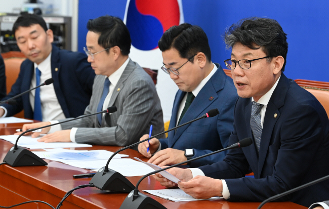진성준(오른쪽) 더불어민주당 정책위의장이 10일 오전 국회에서 열린 원내대책회의에서 발언하고 있다. 곽성호 기자