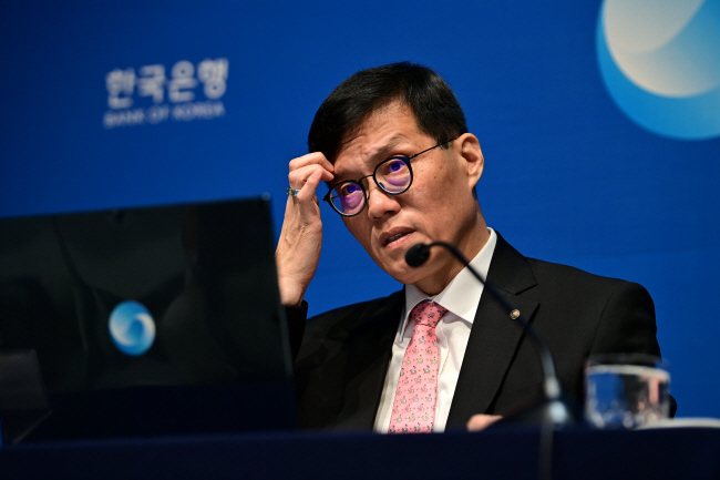 이창용 한국은행 총재가 지난달 22일 서울 중구 남대문로 본점에서 열린 금융통화위원회 통화정책 방향 기자간담회에서 기자들의 질문에 답변하고 있다. 문호남 기자