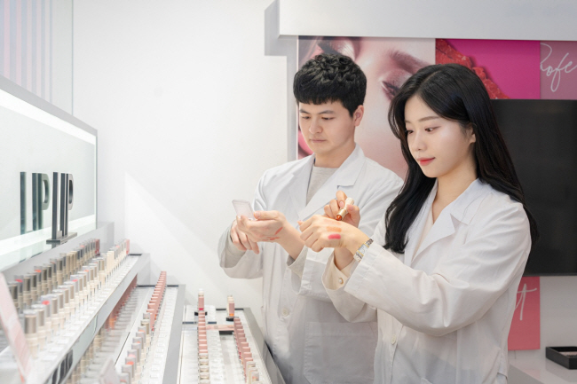 10일 서울 서초구 한국콜마 종합기술원 내 메이크업스튜디오에서 한국콜마 메이크업연구소 소속 연구원들이 립스틱 샘플 시험을 진행하고 있다. 한국콜마 제공