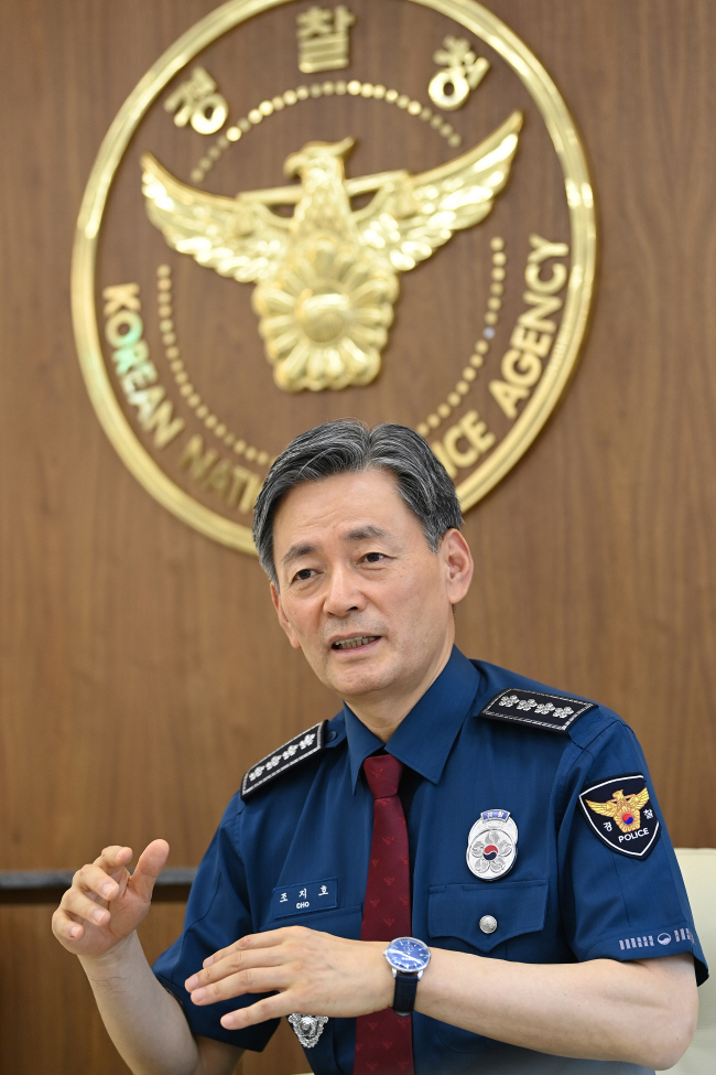 조지호 경찰청장이 9일 서울 서대문구 경찰청에서 이뤄진 문화일보와 인터뷰에서 ‘마약 범죄 생태계’ 근절 등을 강조하고 있다. 백동현 기자