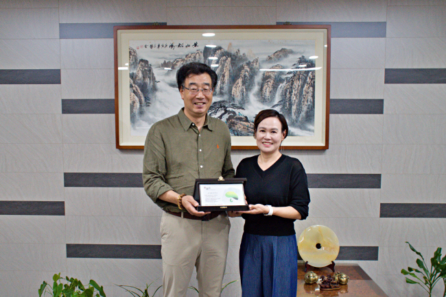 3일 제주 제주시 도남동 한 사무실에서 2년 전 별세한 어머니 고 강원여 후원자의 이름으로 초록우산에 ‘추모 기부’를 한 딸 이정열(57·오른쪽) 후원자와 그의 남편 황금신(56) 후원자가 초록우산이 전달한 감사패를 들며 웃고 있다. 초록우산 제공