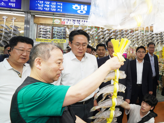 강도형(가운데) 해양수산부 장관이 11일 서울 동작구 노량진수산시장의 한 점포에서 조기·굴기 등 명절 수산물 성수품을 살펴보고 있다. 해수부 제공