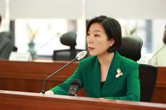 오영주(사진) 중소벤처기업부 장관이 11일 서울 중구 신한은행 본점에서 열린 ‘2024년도 금융지원위원회’에서 모두 발언을 하고 있다. 중기부 제공