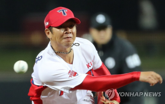 전직 프로야구 선수 임창용이 현역 시절 투구하는 모습. 연합뉴스 자료 사진
