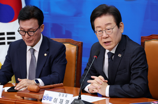 더불어민주당 이재명 대표가 11일 오전 국회에서 열린 최고위원회의를 주재하고 있다. 연합뉴스