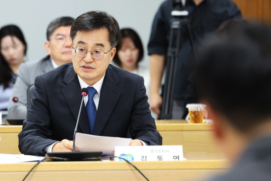지난 5일 오후 경기도 수원시 경기도청에서 열린 ‘더불어민주당-경기도 예산정책협의회’에서 김동연 경기도지사가 인사말을 하고 있다. 연합뉴스