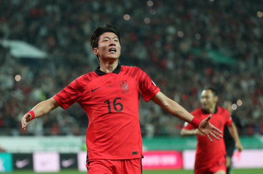 지난해 10월 13일 오후 서울 마포구 서울월드컵경기장에서 열린 하나은행 초청 축구 국가대표 평가전 대한민국과 튀니지의 경기, 한국 황의조가 골을 넣고 기뻐하고 있다. 뉴시스