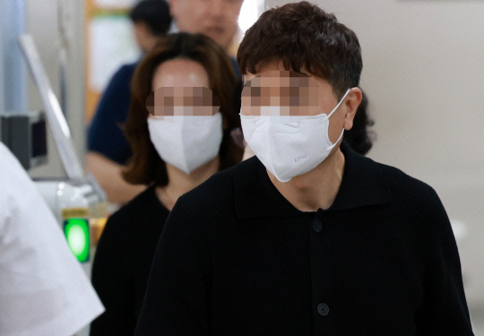 방송인 박수홍 씨의 출연료 등을 횡령한 혐의를 받는 친형 박모 씨와 배우자 이모 씨가 지난 5월 17일 서울 서초구 서울고법에서 열린 항소심 공판에 출석하고 있다. 뉴시스