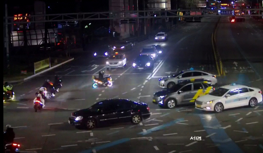 지난 3월 2일 부산 서면 도로 한복판에서 폭주 중인 오토바이족 장면이 담긴 CCTV 영상. 부산경찰청 제공