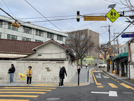 종로구 한 초등학교 일대에 노란횡단보도표지가 설치돼 있다.종로구청 제공