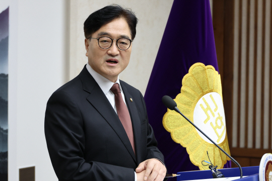 우원식 국회의장이 11일 오후 국회에서 긴급 기자회견을 하고 있다. 연합뉴스