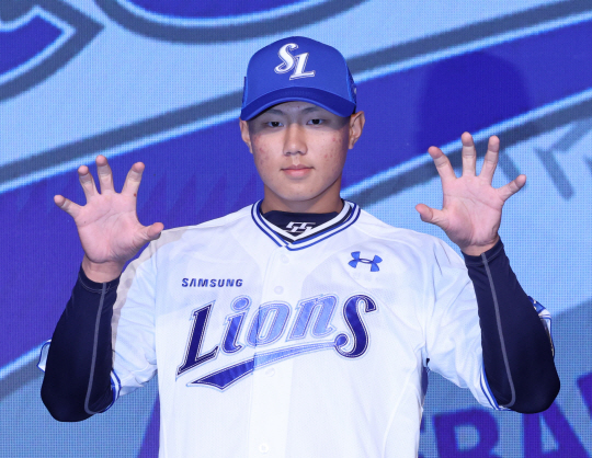11일 오후 서울 송파구 롯데호텔월드에서 열린 ‘2025 KBO 신인 드래프트’에서 삼성에 1라운드 지명된 대구고 배찬승이 포즈를 취하고 있다.뉴시스
