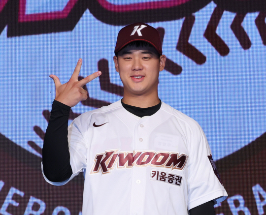 11일 오후 서울 송파구 롯데호텔월드에서 열린 ‘2025 KBO 신인 드래프트’에서 키움에 1라운드 1순위 지명된 덕수고 정현우가 포즈를 취하고 있다.뉴시스