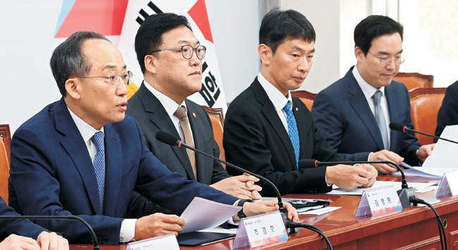 추경호(왼쪽) 국민의힘 원내대표가 11일 오전 국회에서 열린 ‘금융 취약계층 보호 및 불법 사금융 근절 대책’ 당정협의회에서 모두 발언을 하고 있다. 왼쪽부터 추 원내대표, 김병환 금융위원장, 이복현 금융감독원장.  곽성호 기자
