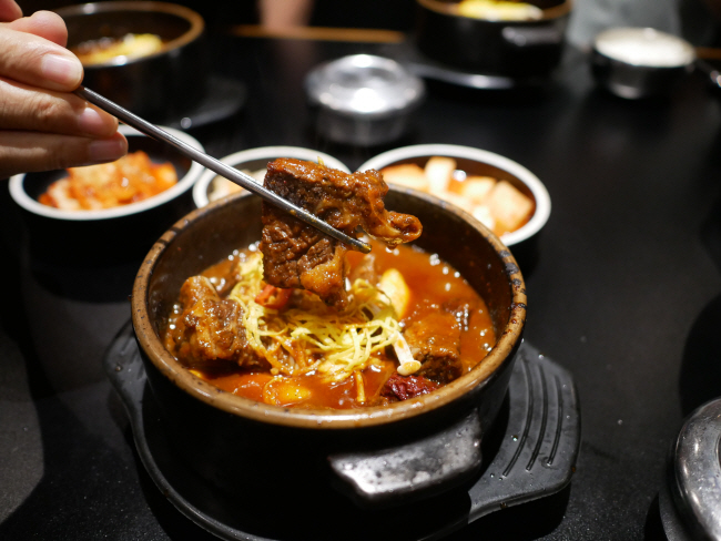 서울 무교동 ‘해봉정육’의 매운갈비찜.