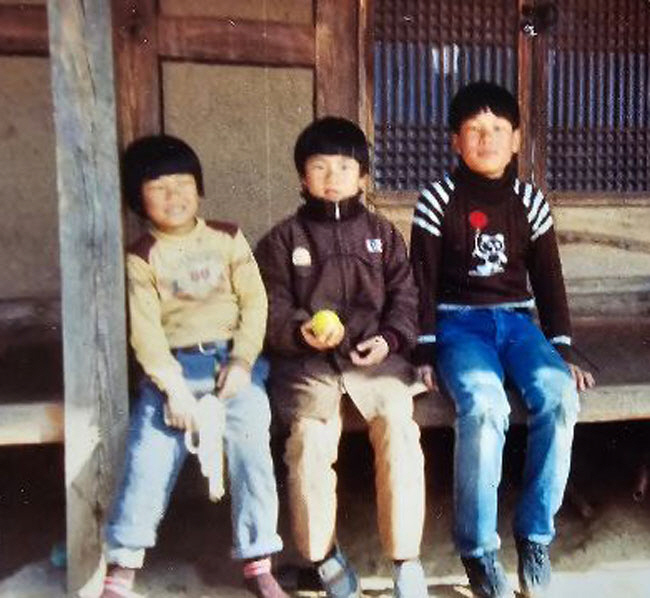 1980년대에 시골 고향집 마루에서 내가 찍은 사진. 오른쪽부터 내 바로 아래 동생 이응삼, 막냇동생 이병이, 사촌동생 이수호.