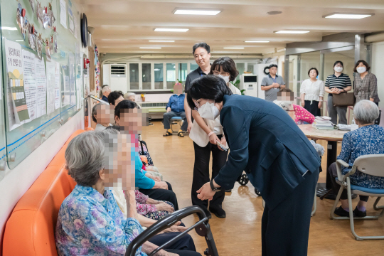 이수희 강동구청장이 시립고덕양로원 어르신들에게 추석 인사를 드리고 있다.강동구청 제공