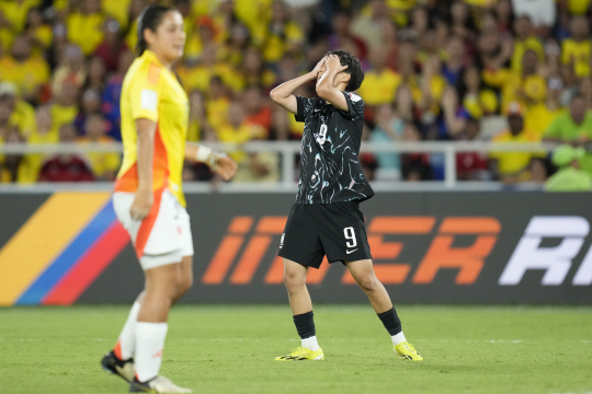 박수정(오른쪽)이 12일(한국시간) 콜롬비아 칼리의 파스쿠알 게레로 경기장에서 열린 FIFA U-20 여자월드컵 16강전에서 득점 기회를 놓치자 안타까워하고 있다. AP뉴시스