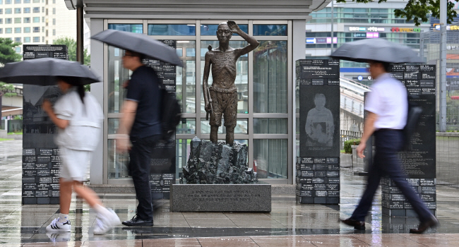 서울 용산구 용산역 광장에 설치된 일제강점기 강제징용 노동자 상이 12일 오전 비를 맞고 있다. 문호남 기자