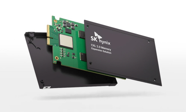 SK하이닉스가 지난 2022년 개발한 DDR5 D램 기반 첫 컴퓨트익스프레스링크(CXL) 메모리 샘플.