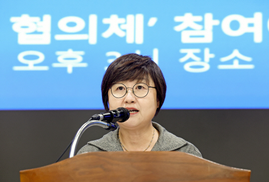 최안나 대한의사협회 대변인이 13일 오후 서울 용산구 대한의사협회 회관에서 의료대란 관련 ‘여야의정 협의체’ 참여에 대한 의료계 공동 입장문을 발표하고 있다. 연합뉴스