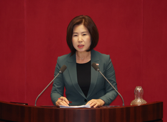 김미애 국민의힘 의원이 지난 12일 오후 국회 본회의장에서 열린 교육·사회·문화 분야 대정부질문을 하고 있다. 연합뉴스