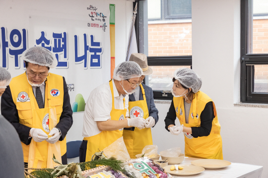 김경호(왼쪽 두 번째) 광진구청장이 송편을 빚고 있다. 광진구청 제공