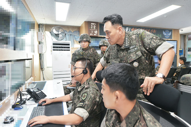 김명수(오른쪽) 합동참모본부 의장이 12일 육군 31사단 해안감시 레이더기지 지휘통제실을 찾아 해안 경계 작전 태세를 점검하고 있다. 합참 제공