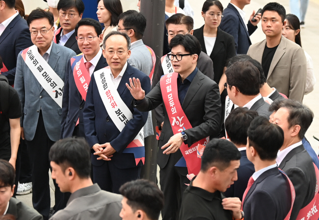 한동훈(왼쪽 네 번째) 국민의힘 대표와 추경호(〃 세 번째) 원내대표가 13일 오전 서울역에서 당직자들과 함께 추석 귀성 인사를 하고 있다. 박윤슬 기자