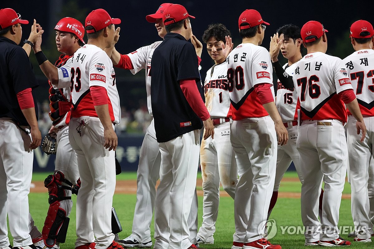 (광주=연합뉴스) 12일 광주기아챔피언스필드에서 열린 프로야구 롯데 자이언츠와 KIA 타이거즈의 경기. KIA 박찬호 등 선수들이 10-0 무실점 승리를 거두고 세리머니하고 있다. 2024.9.12