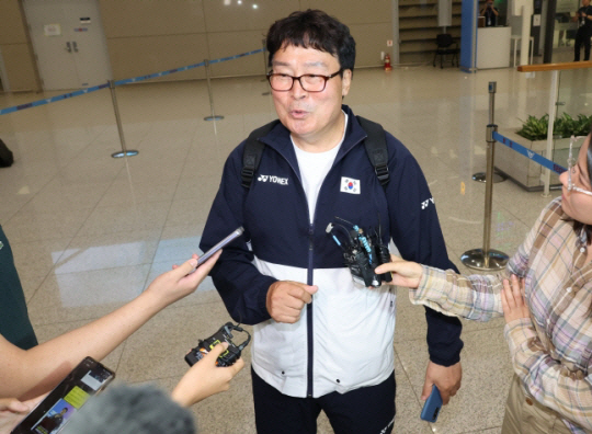 일 배드민턴 선수단보다 먼저 귀국한 김택규 대한배드민턴협회장이 인천공항에서 기자들의 질문에 답하고 있다. 연합뉴스