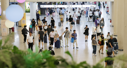 추석 연휴를 하루 앞둔 13일 오전 제주국제공항 도착층이 귀성객과 관광객들로 북적이고 있다. 연합뉴스