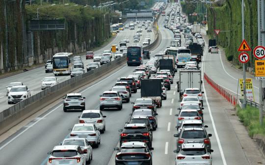 추석 연휴가 시작된 14일 서울 경부고속도로 잠원IC 구간 하행선(오른쪽)이 많은 차량 이동으로 붐비고 있다. 뉴시스