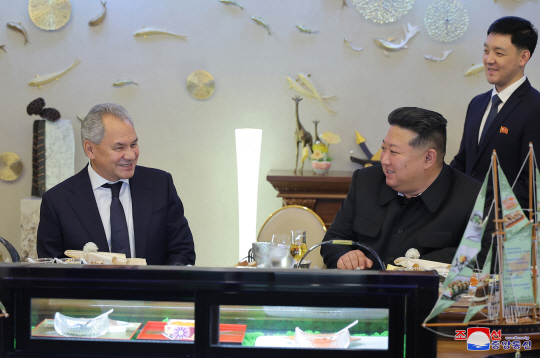 김정은 북한 국무위원장이 지난 13일 평양에서 세르게이 쇼이구 러시아 국가안보회의 서기를 만나 양국 협력 방안에 관해 논의했고 만족한 견해 일치를 봤다고 조선중앙통신이 14일 보도했다. 조선중앙통신 캡처/연합뉴스