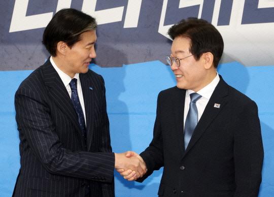 조국(왼쪽) 조국혁신당 대표와 이재명(오른쪽) 더불어민주당 대표가 국회에서 악수를 하고 있다. 뉴시스.
