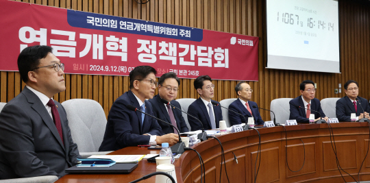 김문수 고용노동부 장관(왼쪽 두번째)이 지난 12일 오전 국회에서 열린 국민의힘 연금개혁특별위원회 주최 연금개혁 정책간담회에서 발언하고 있다. 연합뉴스