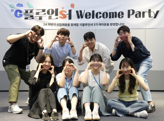 GS건설이 GS그룹사와 함께 진행한 캠퍼스 리크루팅에서 참석자들이 부스를 체험하고 있다. GS건설 제공