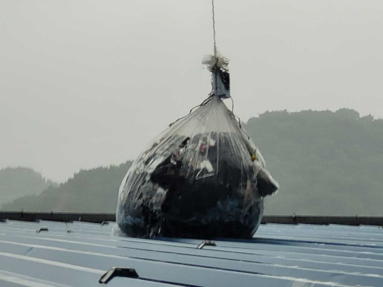 지난 6일 오전 강원 원주시 문막읍 동화리 한 건물 옥상에 북한이 살포한 것으로 추정되는 오물 풍선이 놓여 있다. 연합뉴스