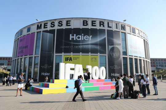 독일 베를린에서 열린 IFA 2024 행사장 입구에 설치된 100주년 조형물에서 관람객들이 기념사진을 찍고 있다. 신화통신/연합뉴스
