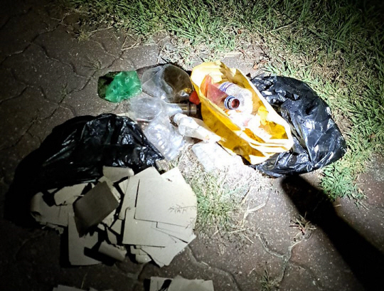 지난 9월 4일 경기 파주 지역에 북한이 보낸 쓰레기가 떨어져 있다. 합참 제공/뉴시스