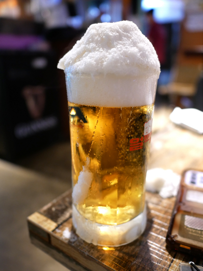 맥주전문 프랜차이즈 ‘얼맥당’의 얼음생맥주.