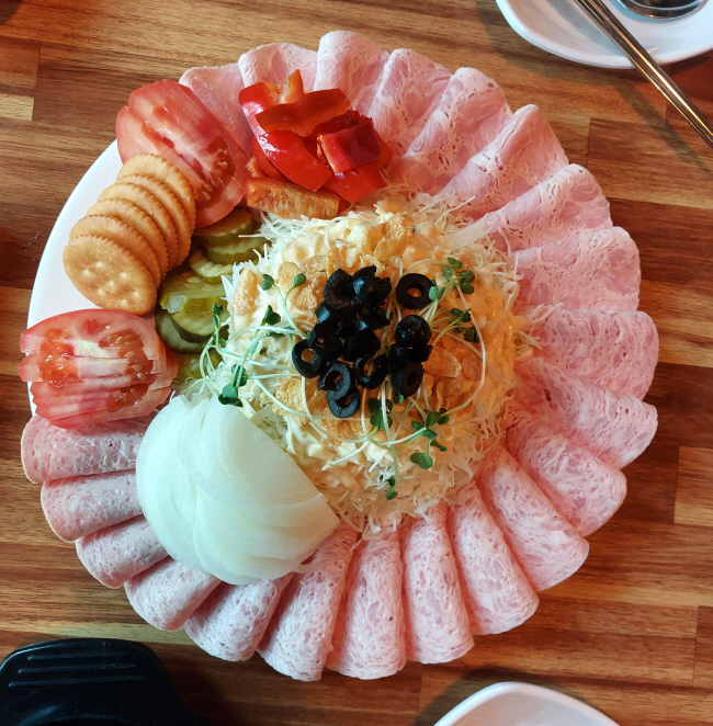 경기 고양시의 소시지 전문점 ‘용산소세지전문점’의 모둠소시지 메뉴 콜드컷.