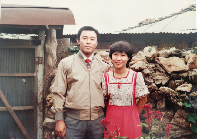 1981년 가을에 아들 성국을 가진 기념으로 남편과 함께 찍은 사진. 성국은 현재 포엠포엠book 대표로 일하고 있다. 남편이 저세상에서도 무척 대견스러워할 것으로 믿는다.