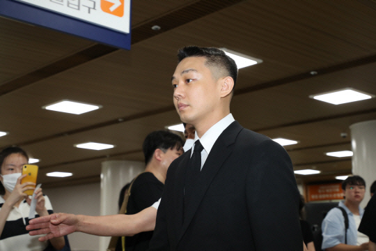 서울 서초구 중앙지법에 출석한 배우 유아인. 연합뉴스